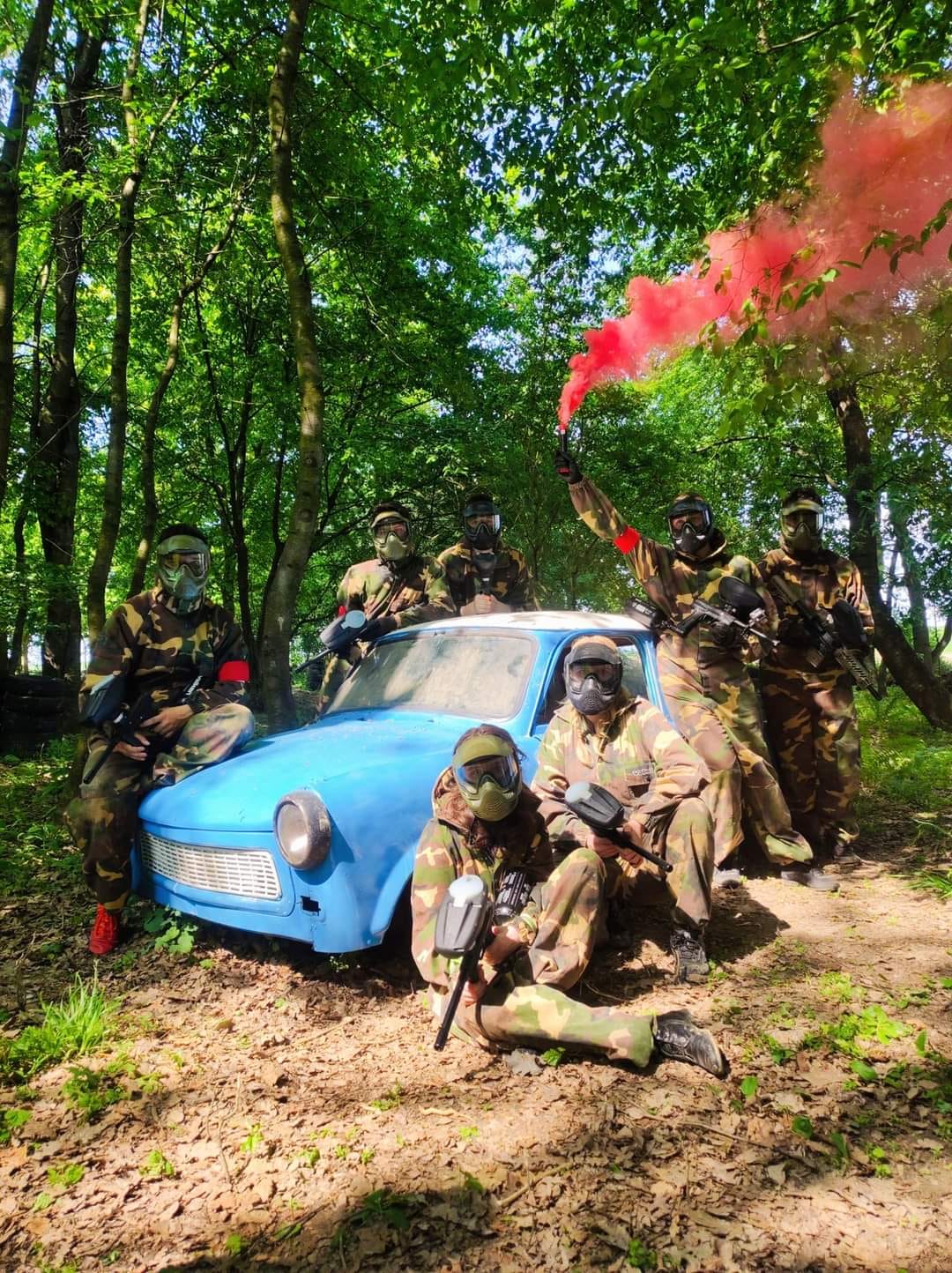 Zdjęcie z pola paintballowego